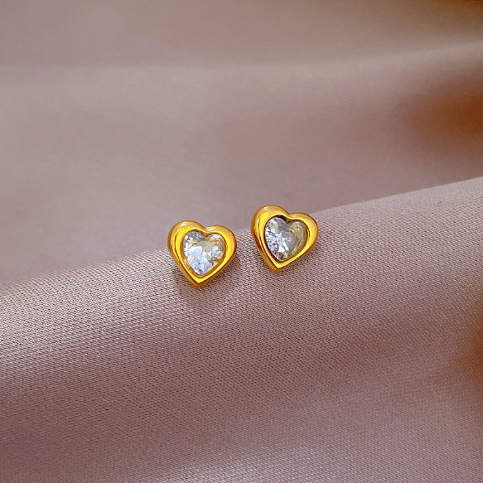 1 par de brincos de orelha de zircônia com incrustações de aço inoxidável em forma de coração estilo simples