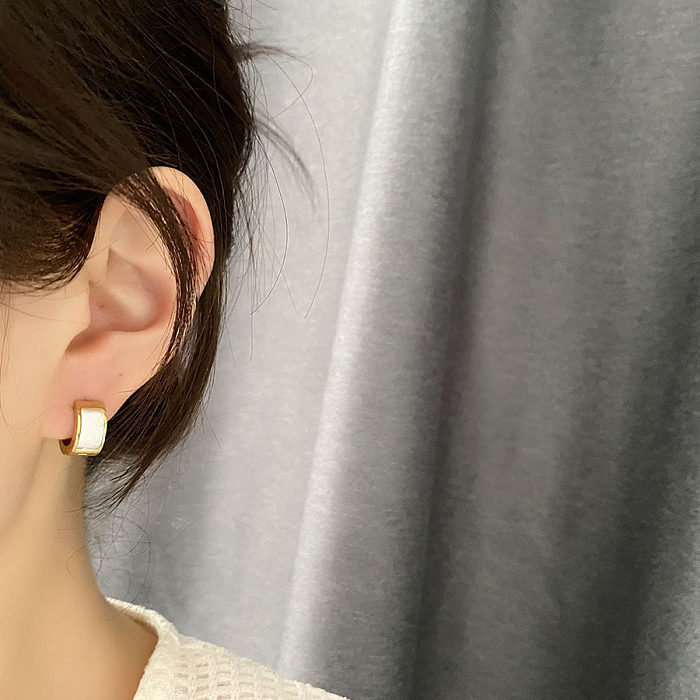 1 paire de boucles d'oreilles rondes en acier inoxydable plaquées à la mode