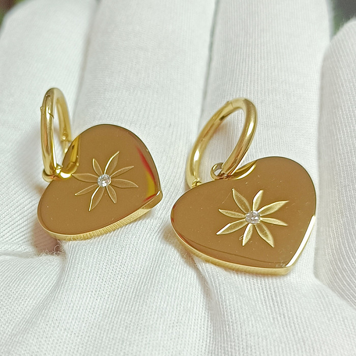 1 Paar lässige, schlichte, herzförmige, polierte, plattierte Inlay-Ohrringe aus Edelstahl mit Zirkon und 18 Karat Gold