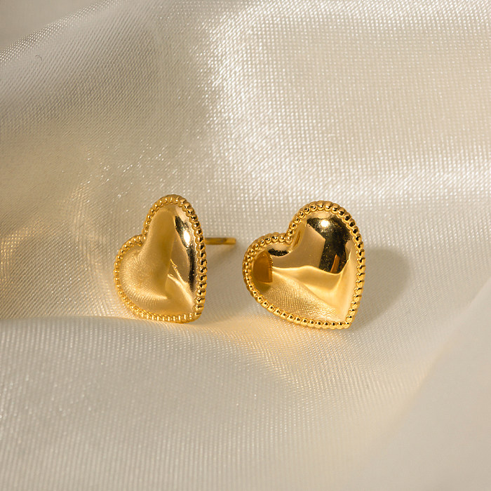 1 par de brincos de orelha banhados a ouro 18K em formato de coração básico estilo INS