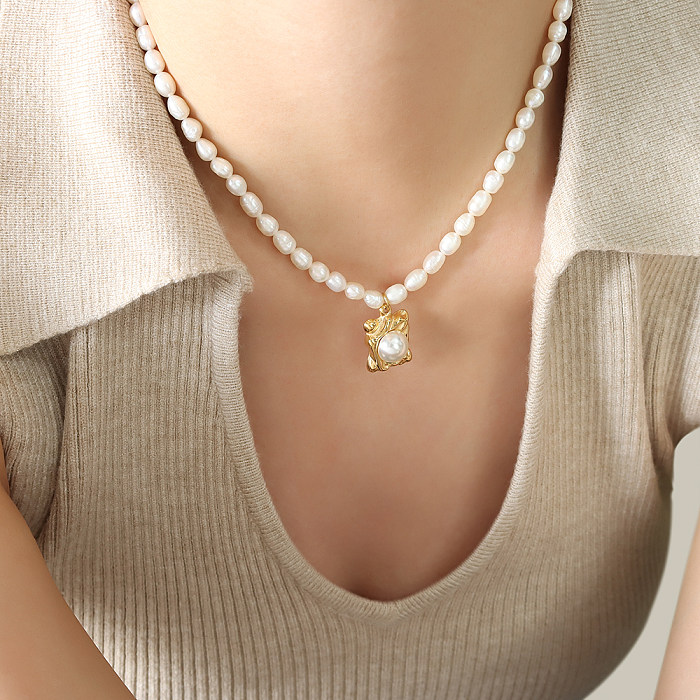 Collier avec pendentif en plaqué or 18 carats, élégant et luxueux, Style baroque carré, perle artificielle, plaqué en acier inoxydable