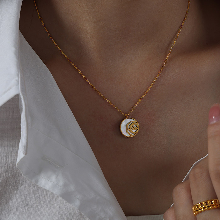 Collar chapado en oro de 18 quilates con circonita y revestimiento de acero inoxidable con flor de estilo simple