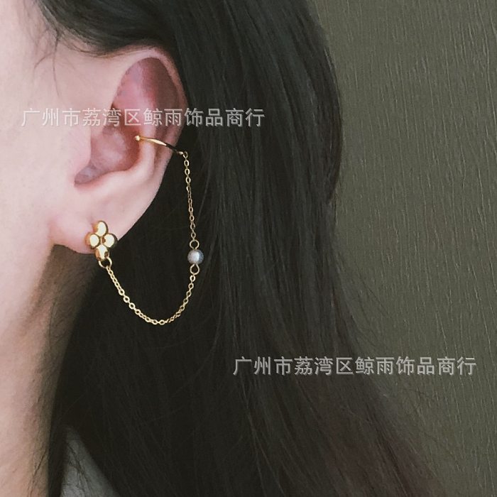 Clip de oreja de pendiente de acero inoxidable con perla y borla de trébol dorado de cuatro hojas