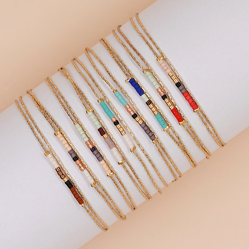 Schlichte, geometrische, farbenfrohe Armbänder aus Edelstahl mit Glasperlen