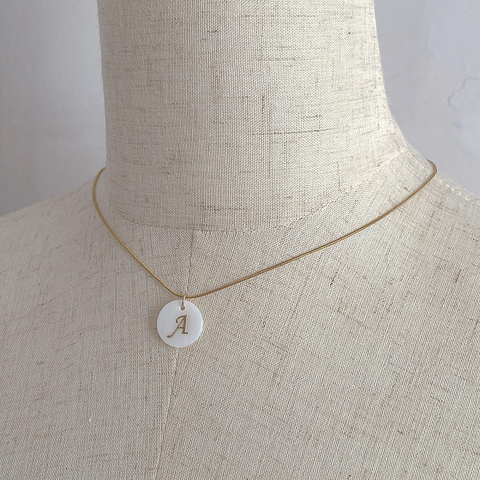 Einfache Halskette mit Buchstaben-Anhänger aus Edelstahl mit Muschel-Emaille-Beschichtung