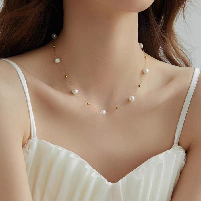 Elegante collar geométrico con revestimiento de acero inoxidable y perlas de imitación