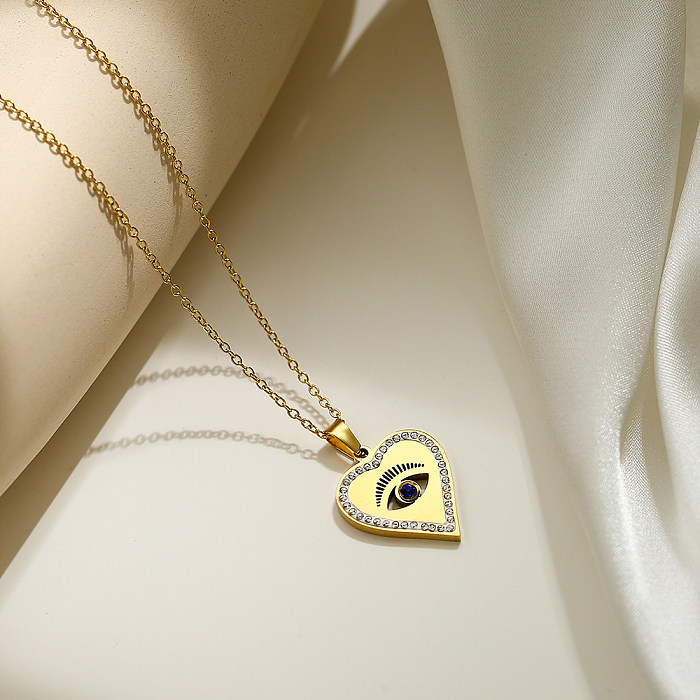 Collar con colgante chapado en oro de 18 quilates con incrustaciones de acero inoxidable con forma de corazón de Streetwear