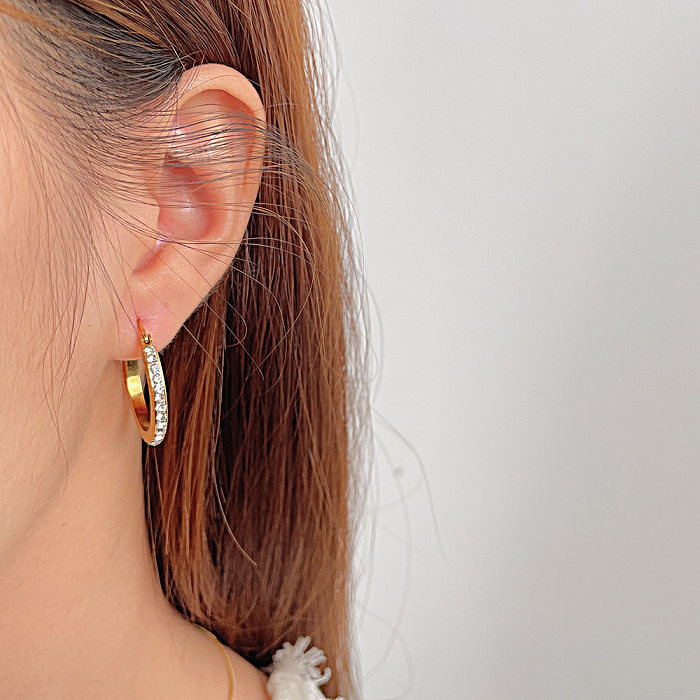 Boucles d'oreilles en acier inoxydable avec incrustation de cercle de style simple et zircon