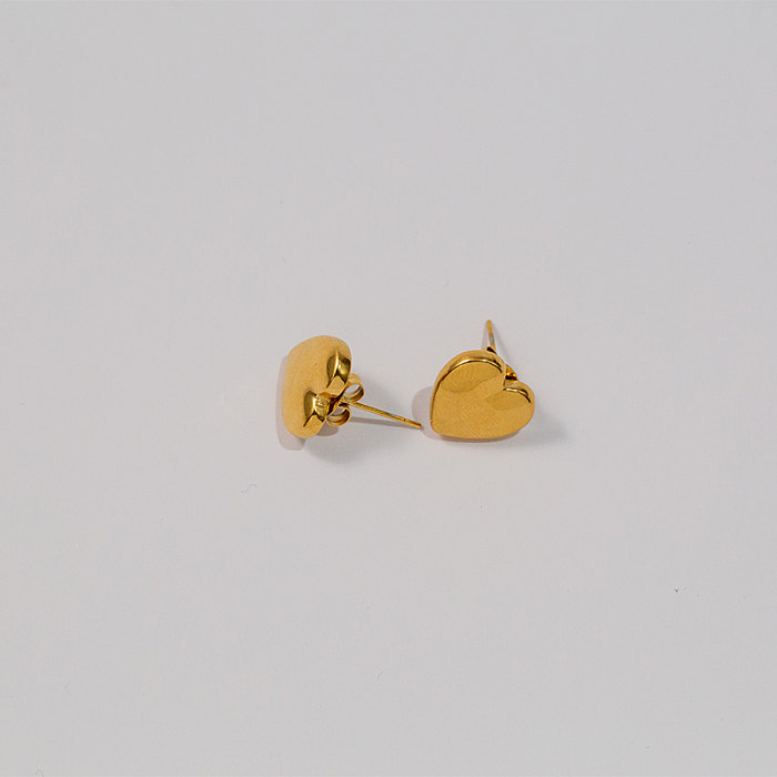 زوج واحد من أقراط أذن مطلية بالذهب عيار 1 قيراط، بتصميم بسيط على شكل قلب، من الفولاذ المقاوم للصدأ
