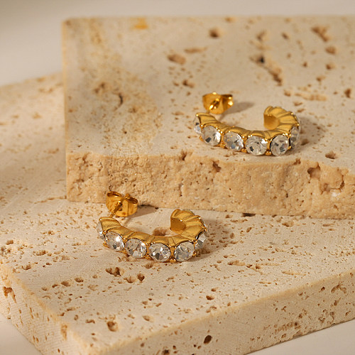1 par de pendientes de aro chapados en oro de 18 quilates con incrustaciones de diamantes de imitación de acero inoxidable y estilo sencillo