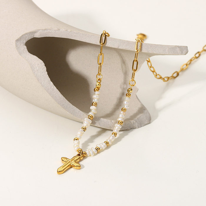 Pingente de cruz de ouro 18K com contas de pérolas de água doce naturais costurando colar de aço inoxidável