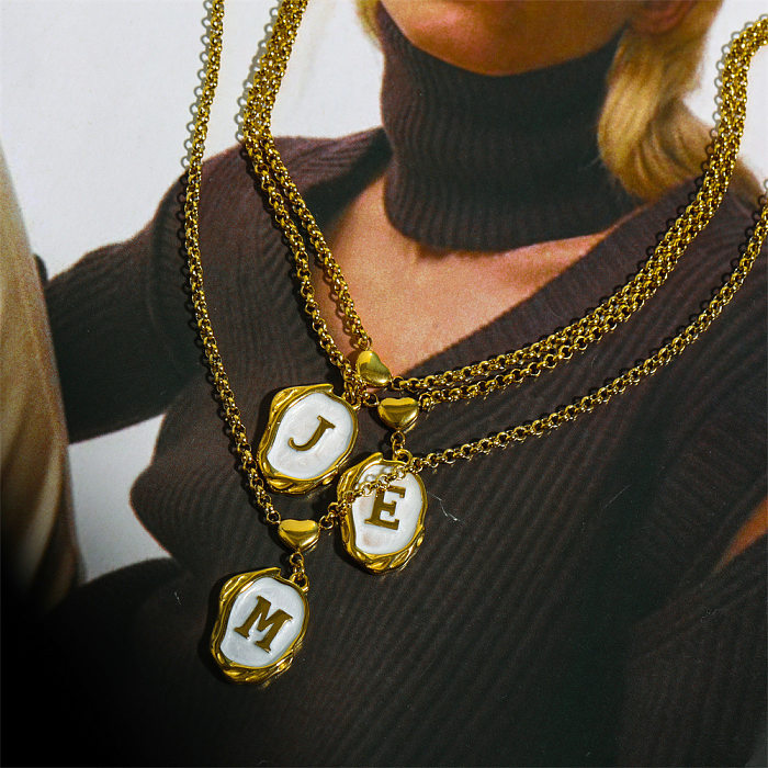 Collier pendentif plaqué acier inoxydable avec lettre de mode