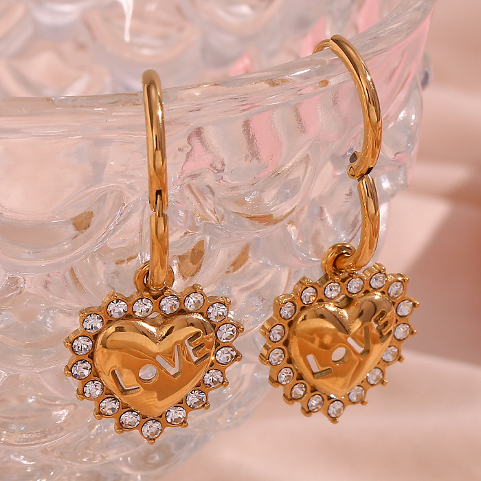 1 paire de boucles d'oreilles pendantes plaquées or 18 carats avec incrustation creuse en acier inoxydable et strass en forme de cœur d'amour de style classique de style vintage