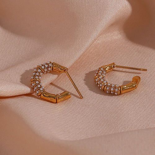 Pendientes de mujer chapados en oro de 18 quilates con perlas de diamantes de imitación con incrustaciones de acero inoxidable en forma de C de estilo moderno