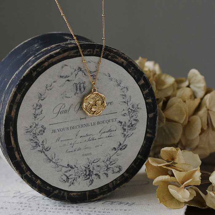 Collier pendentif plaqué or 18 carats en acier inoxydable avec fleur de style classique