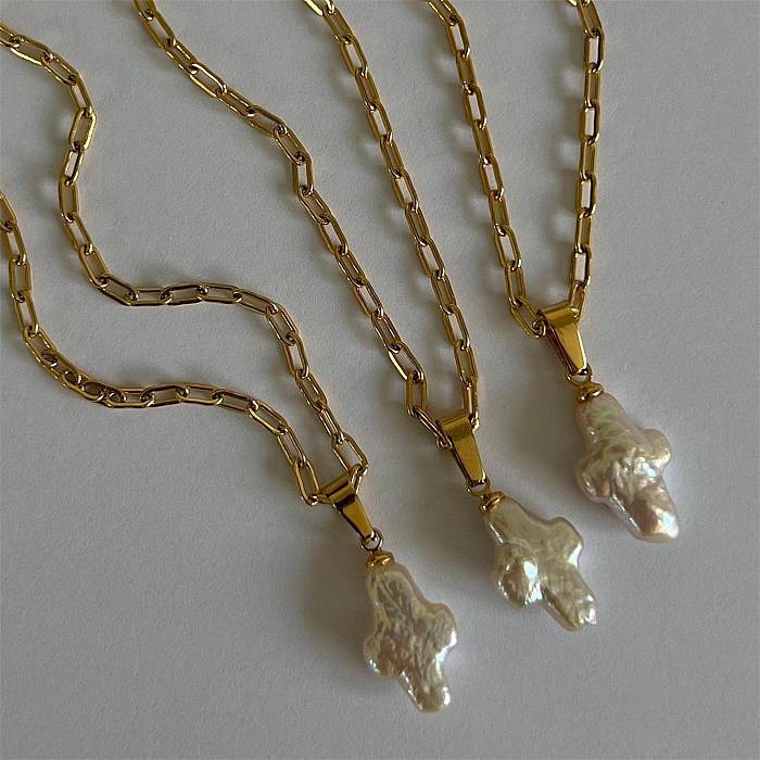 Collier pendentif en forme de croix de style romain rétro avec perles d'eau douce plaquées en acier inoxydable plaqué or 18 carats