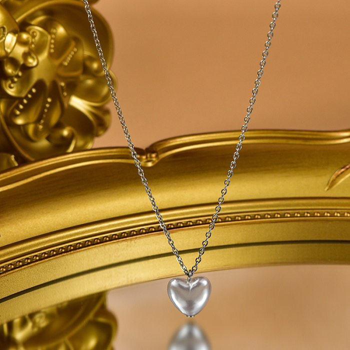Collar colgante de Zircon chapado en oro de acero inoxidable con forma de corazón de estilo simple a granel