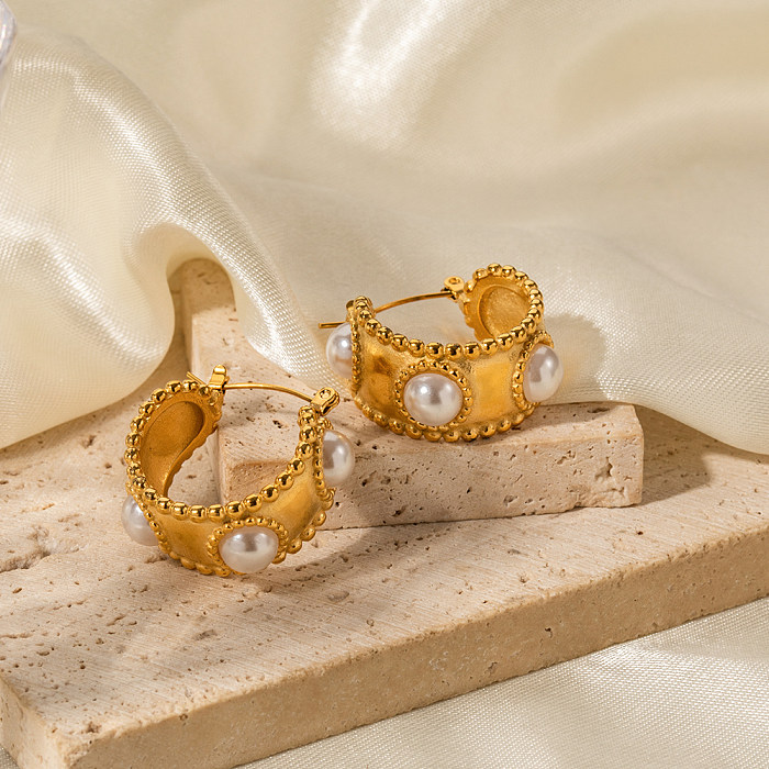 1 par elegante estilo clássico em forma de C chapeamento incrustado de pérolas artificiais de aço inoxidável brincos banhados a ouro 18K