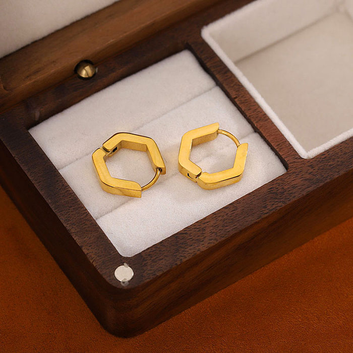 1 par casual estilo simples em forma de U formato de coração torcido brincos de aço inoxidável banhado a ouro 18K