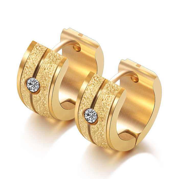 Pendientes redondos huecos tachonados con diamantes esmerilados chapados en oro de 18 quilates de acero inoxidable de estilo simple