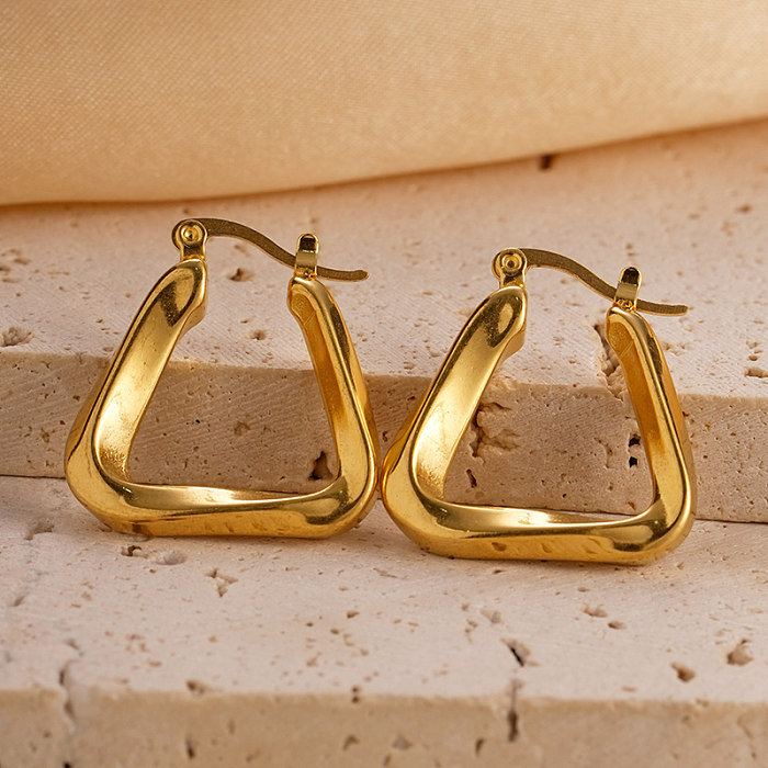 1 par de pendientes chapados en oro de acero inoxidable con forma de triángulo en forma de C de estilo moderno para vacaciones