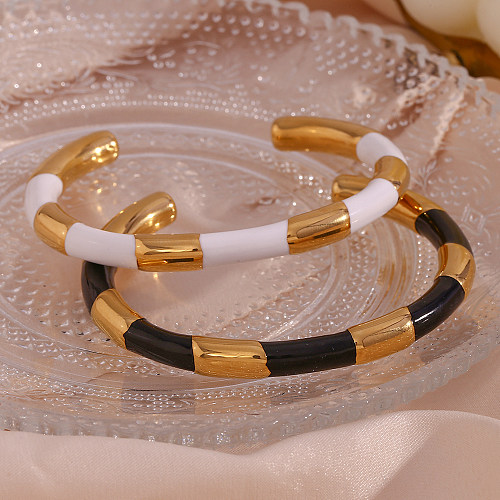 Style simple Style classique Forme C Bloc de couleur Acier inoxydable Émail Plaqué Bracelets de manchette plaqués or 18 carats