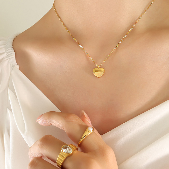 Collar con colgante chapado en oro de 18K chapado en acero inoxidable con forma de corazón de estilo Simple INS