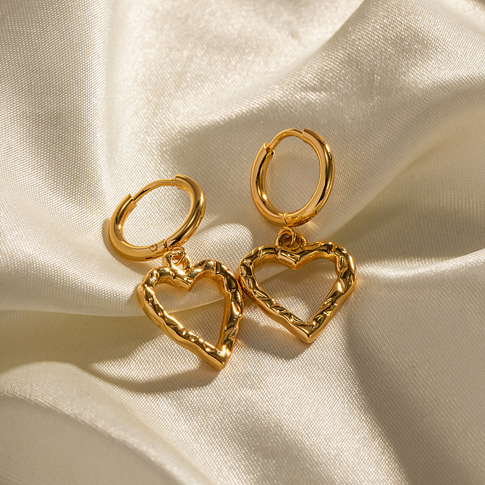1 par de brincos de gota banhados a ouro 18K em formato de coração estilo moderno