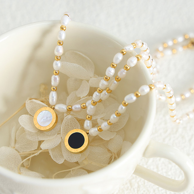 Elegante Halskette mit Anhänger im Barock-Stil, rund, mit Zahlenperlen, Edelstahl, Perlenbeschichtung, Intarsien, Acrylschale, 18 Karat vergoldet