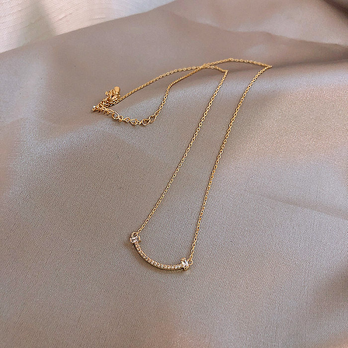 Elegante Halskette mit geometrischem Edelstahl-Inlay und künstlichen Perlen und Strasssteinen