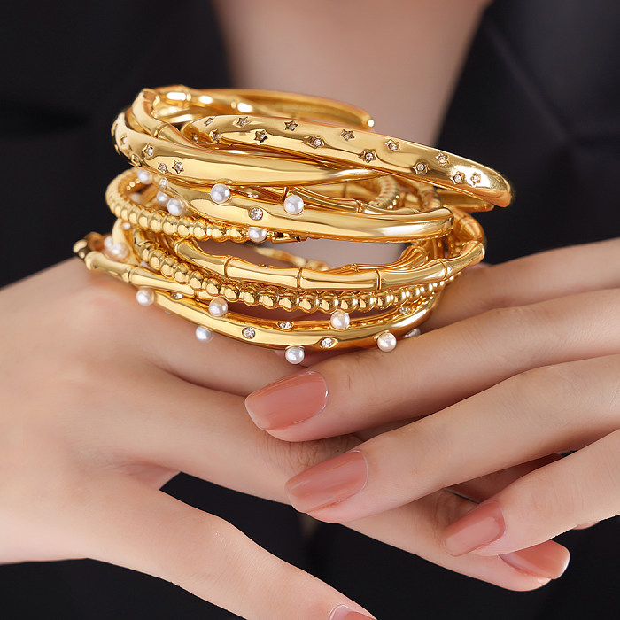Luxuriöser Armreif im Barockstil, glänzend, einfarbig, Titanstahl, 18 Karat vergoldet, künstliche Perlen, Zirkon, in großen Mengen