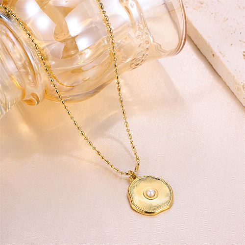 Collar con colgante chapado en oro de 18 quilates con incrustaciones de perlas redondas de acero inoxidable de estilo simple