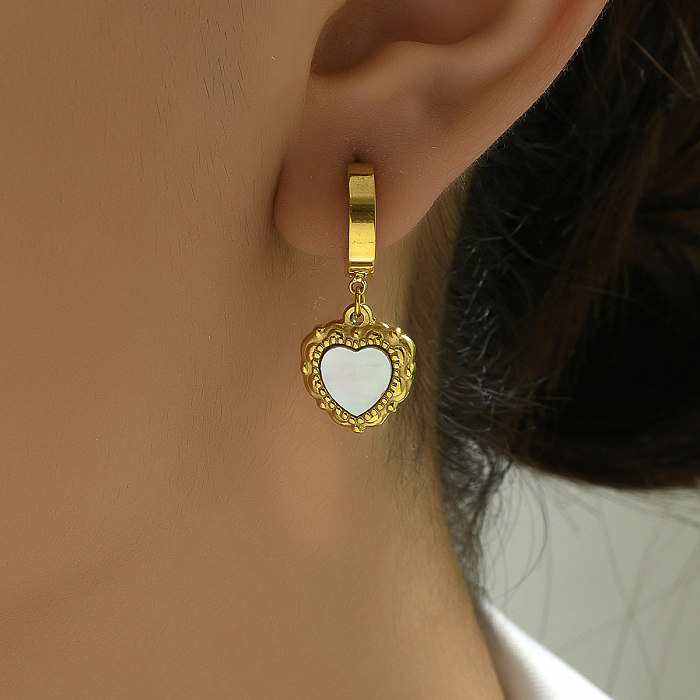 1 paire de boucles d'oreilles élégantes en forme de cœur en forme d'étoile de style français avec incrustation de placage en acier inoxydable et coque en plastique plaqué or blanc 18 carats