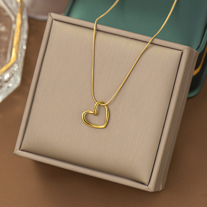 Collier pendentif plaqué en acier inoxydable en forme de cœur de style moderne