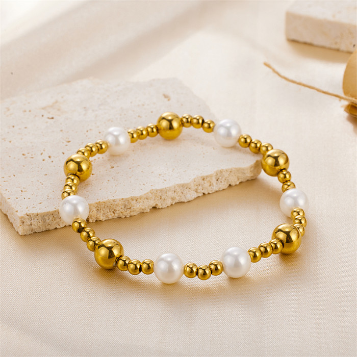 Venta al por mayor pulseras chapadas en oro con cuentas de perlas de agua dulce redondas de acero inoxidable de estilo Simple lindo