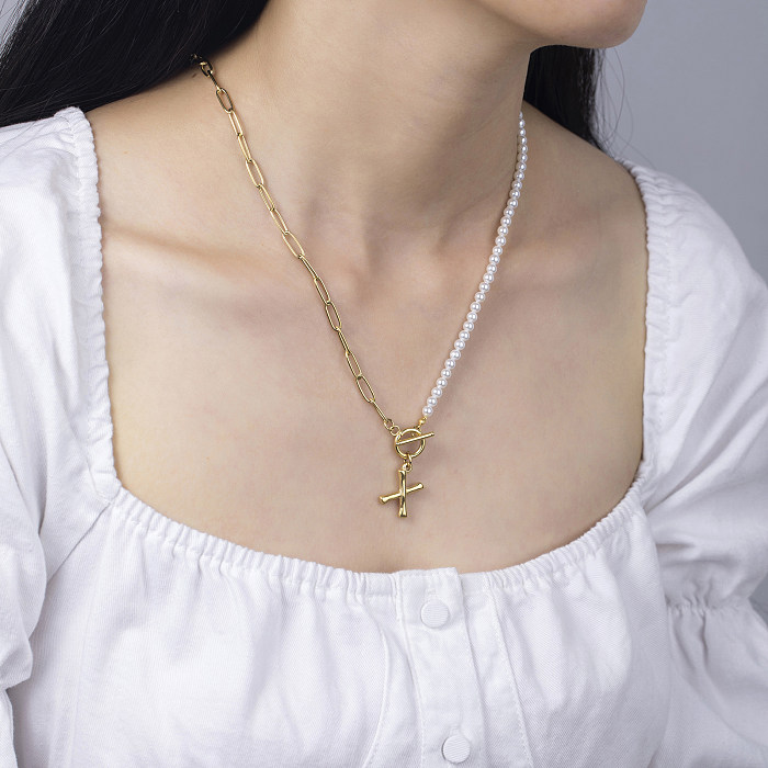 Collar chapado en oro de 14 quilates con incrustaciones de perlas y chapado en acero inoxidable con letra Commute