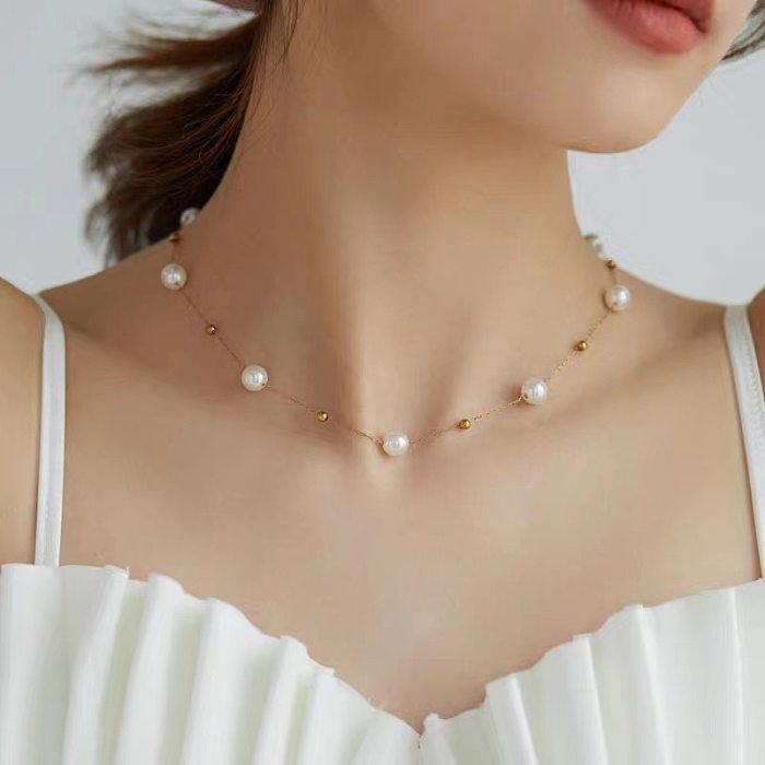 Elegante Halskette mit geometrischer Imitationsperle und Edelstahlbeschichtung