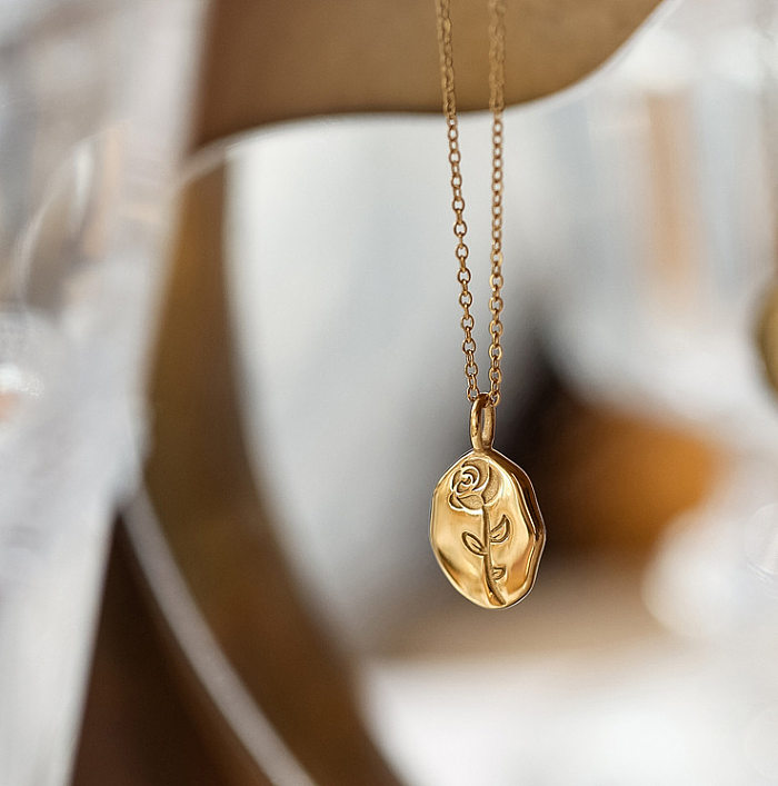 Collier en or 18 carats avec pendentif ovale en acier inoxydable avec fleur de rose à la mode