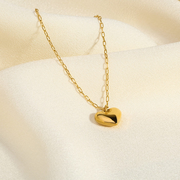 Collier pendentif plaqué or 18 carats avec incrustation de strass en acier inoxydable en forme de cœur de style simple