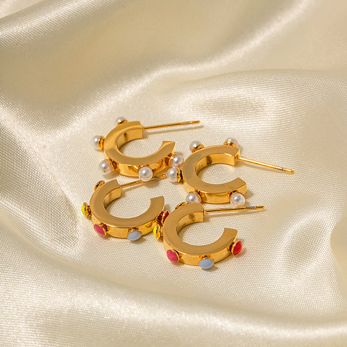 1 par de pendientes chapados en oro de 18 quilates con incrustaciones de perlas chapadas en acero inoxidable en forma de C de estilo moderno
