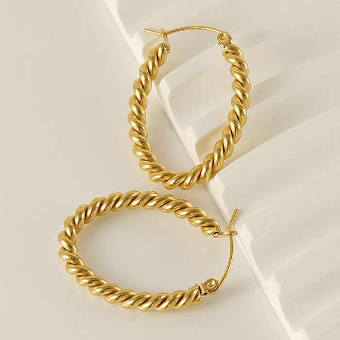 1 par de pendientes de aro chapados en oro de 18 quilates de acero inoxidable con revestimiento de rayas en espiral de estilo moderno y sencillo