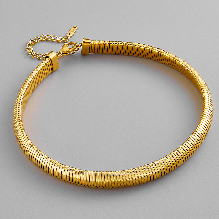 Venta caliente europea y americana Collar de anillo de serpiente elástico Chapado en acero inoxidable 18K Patrón en espiral Cadena de huesos de serpiente elástica gitana