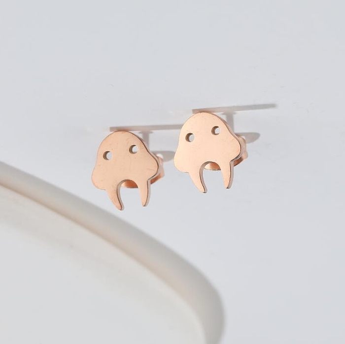 1 paire de clous d'oreilles en acier inoxydable avec motif animal de style simple.