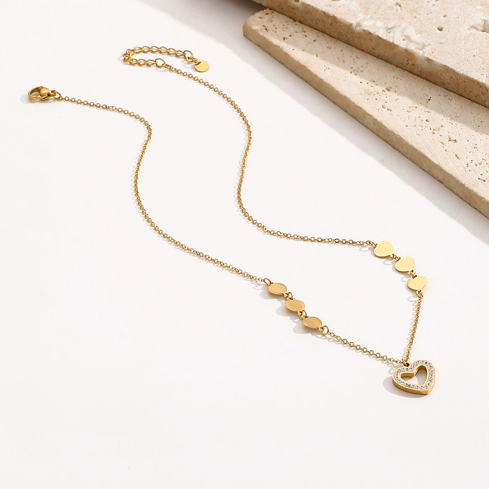 Elegante estilo simples formato de coração em aço inoxidável chapeamento strass colar banhado a ouro 14K