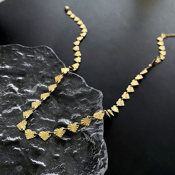 Einfache, moderne Halskette in Herzform mit Edelstahlbeschichtung