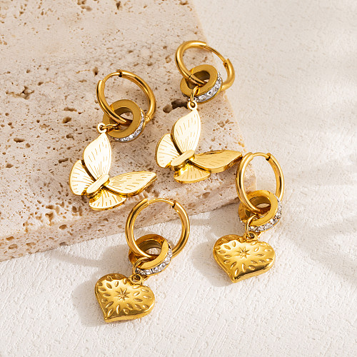 1 par de pendientes chapados en oro con diamantes de imitación de acero inoxidable con incrustaciones de mariposa en forma de corazón