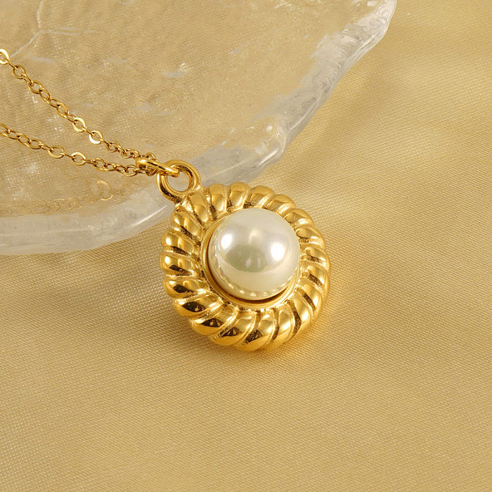 Collier pendentif élégant rond en acier inoxydable avec incrustation de perles plaquées or 18 carats