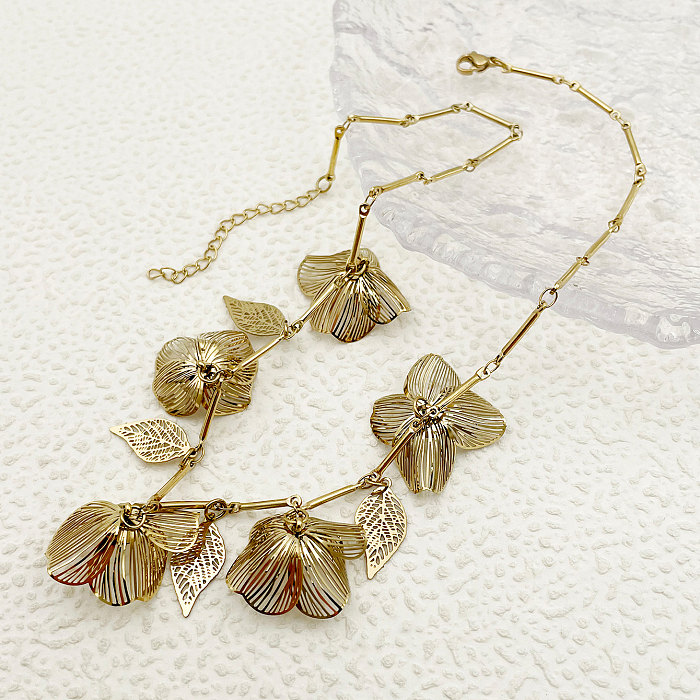 Collar chapado en oro ahuecado con revestimiento de acero inoxidable y flor de estilo romano de estilo vintage