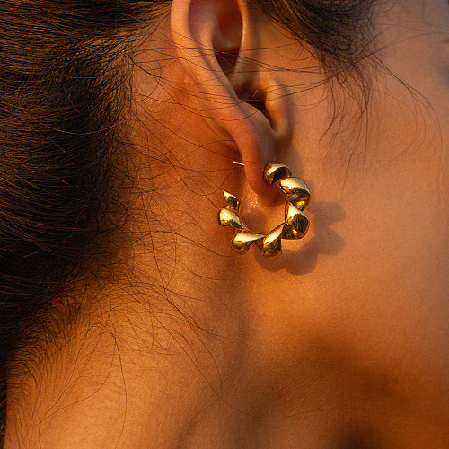 1 paire de boucles d'oreilles plaquées or 18 carats en acier inoxydable en forme de C de style IG