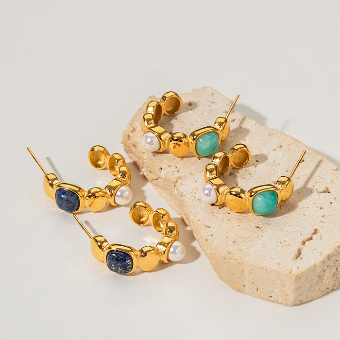 1 Paar Retro-Ohrstecker in C-Form mit Inlay aus Edelstahl, künstlichen Perlen und Naturstein, 18 Karat vergoldet